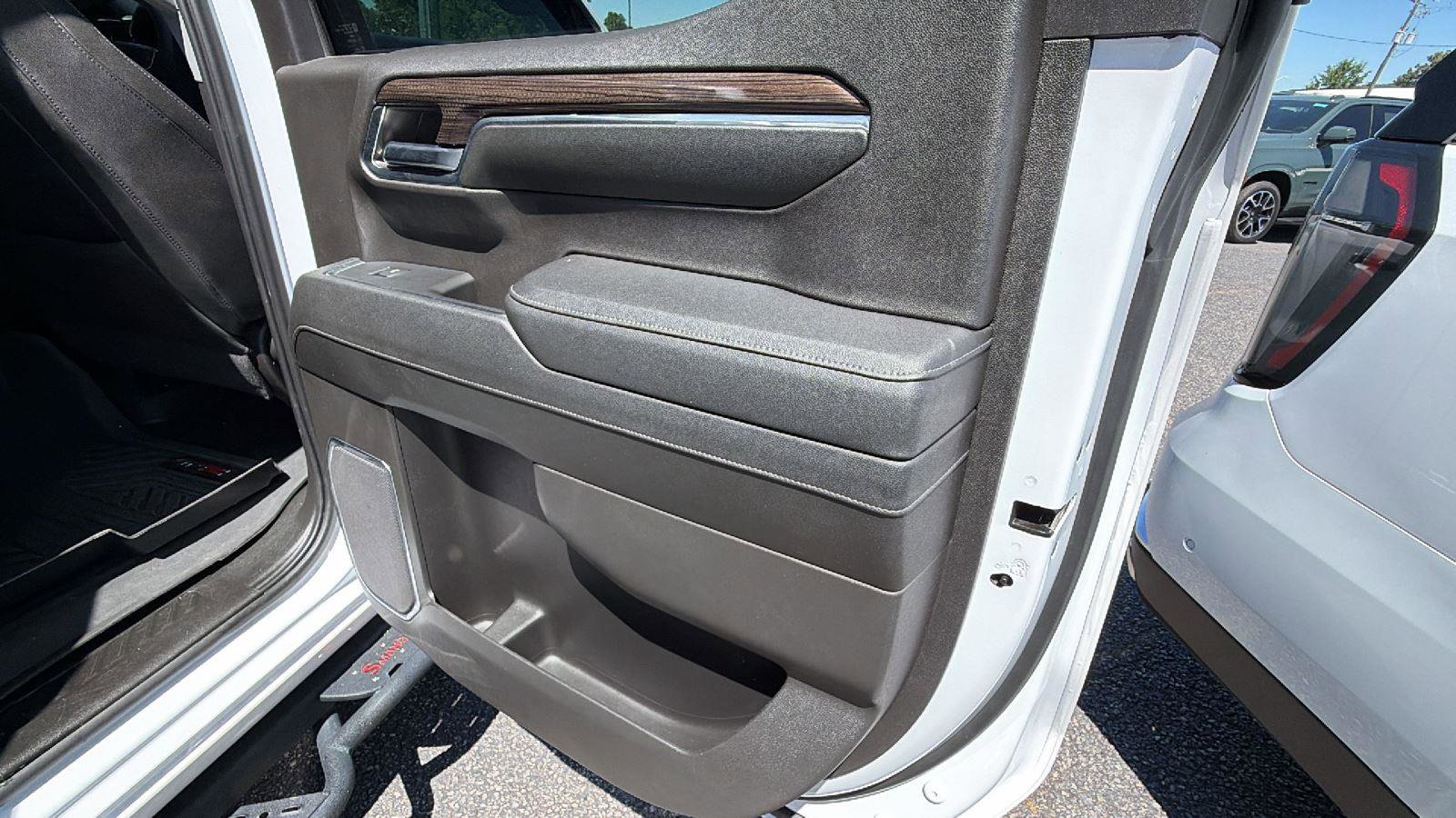 Used 2024 Chevrolet Silverado 1500 LT Trail Boss w/ LT Trail Boss Premium Package AWD/4WD image 17