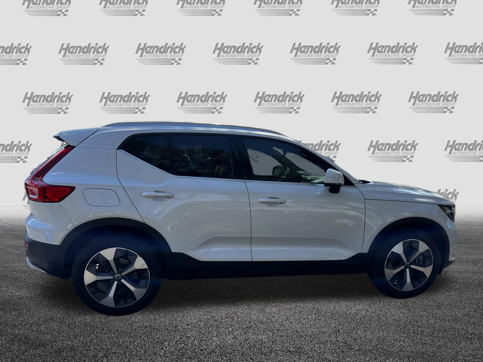 Used 2023 Volvo XC40 B5 Plus image 10