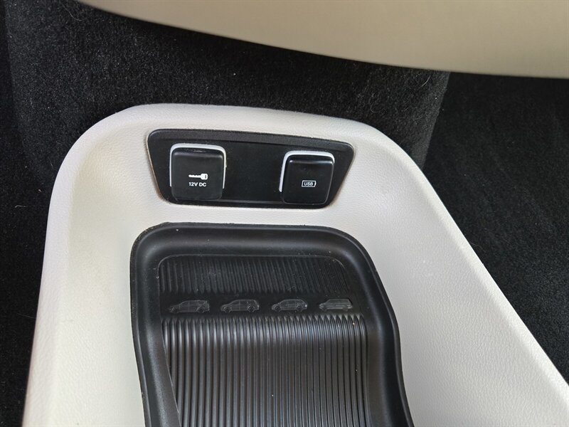 Used 2017 Chrysler Pacifica Limited FWD image 21