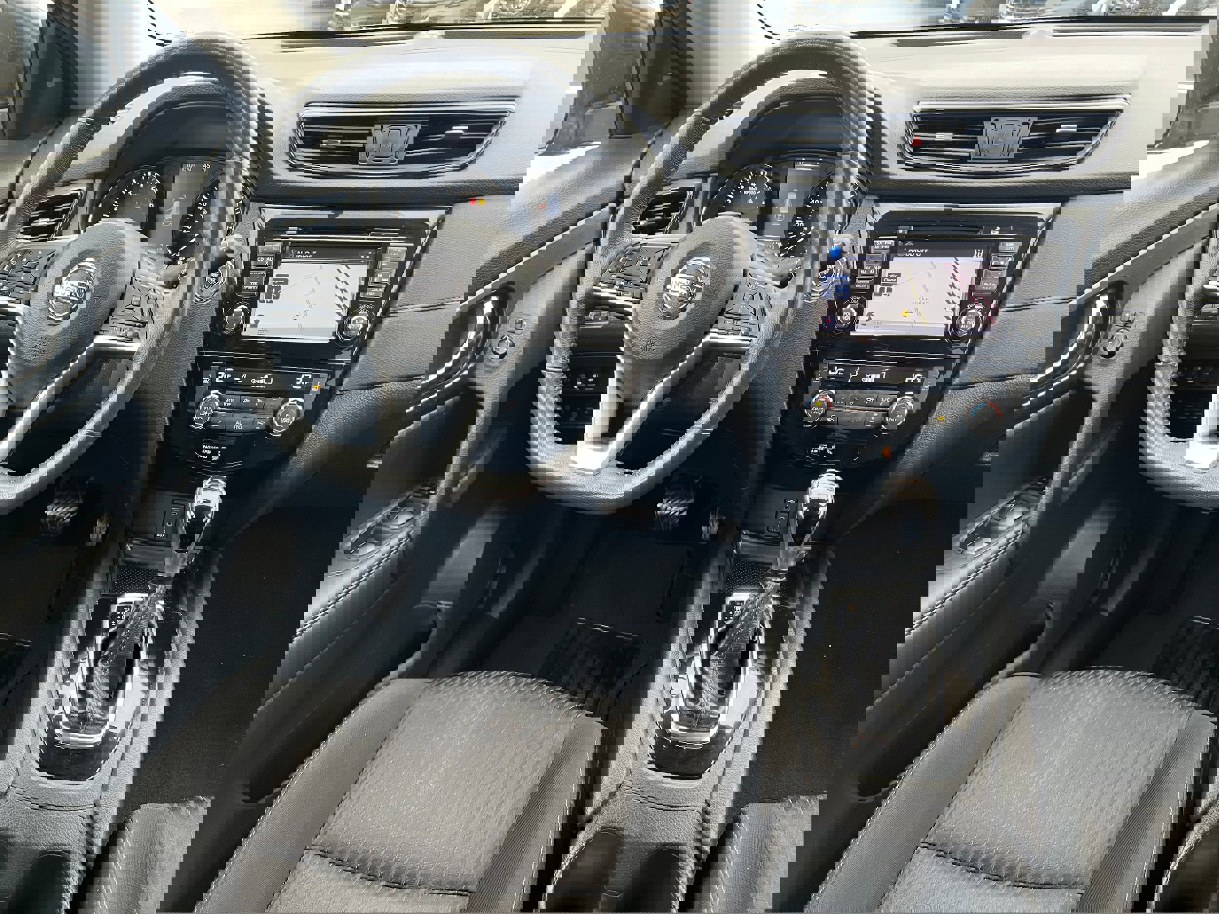 Used 2017 Nissan Rogue SV w/ SV Premium Package image 18