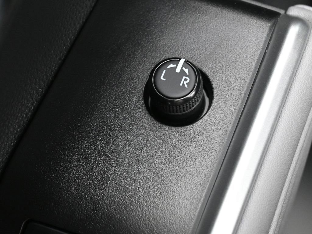 Used 2021 Toyota Highlander XLE image 12