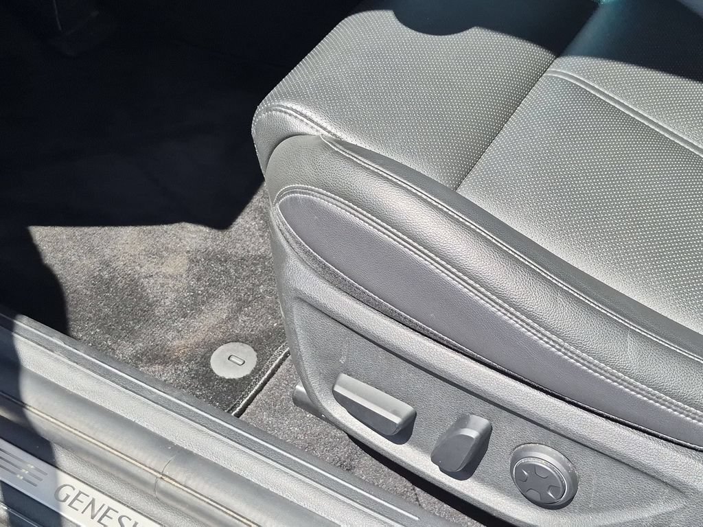Used 2025 Genesis G70 2.5T RWD image 14