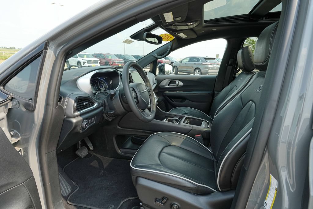 Used 2025 Chrysler Pacifica Limited FWD image 16