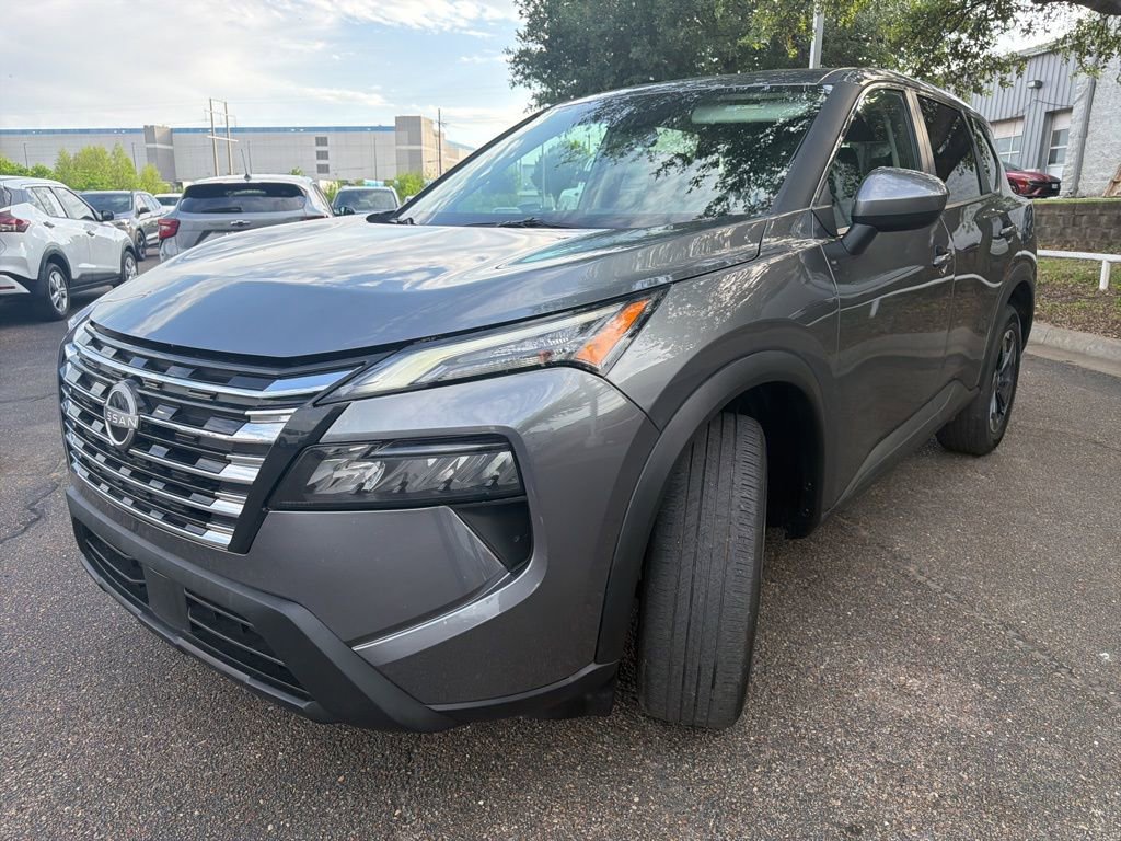 Used 2025 Nissan Rogue SV image 5