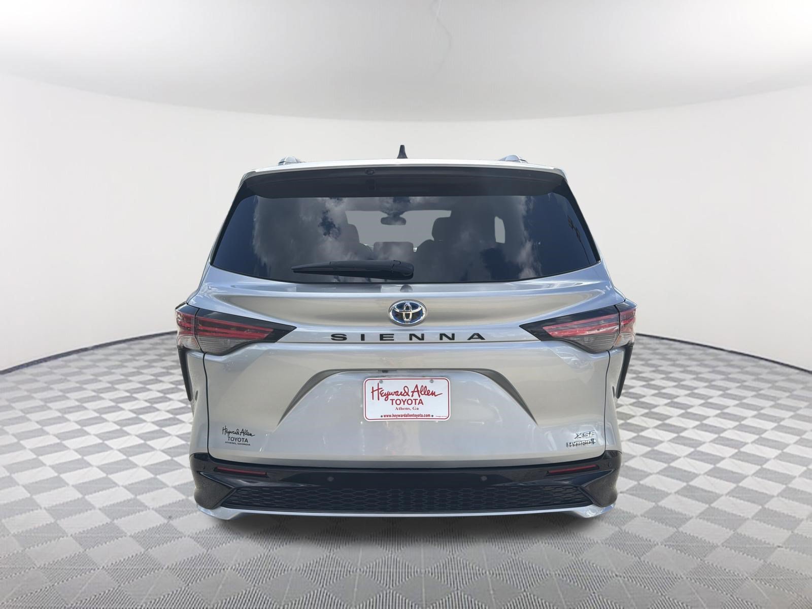 Used 2022 Toyota Sienna XSE FWD image 16