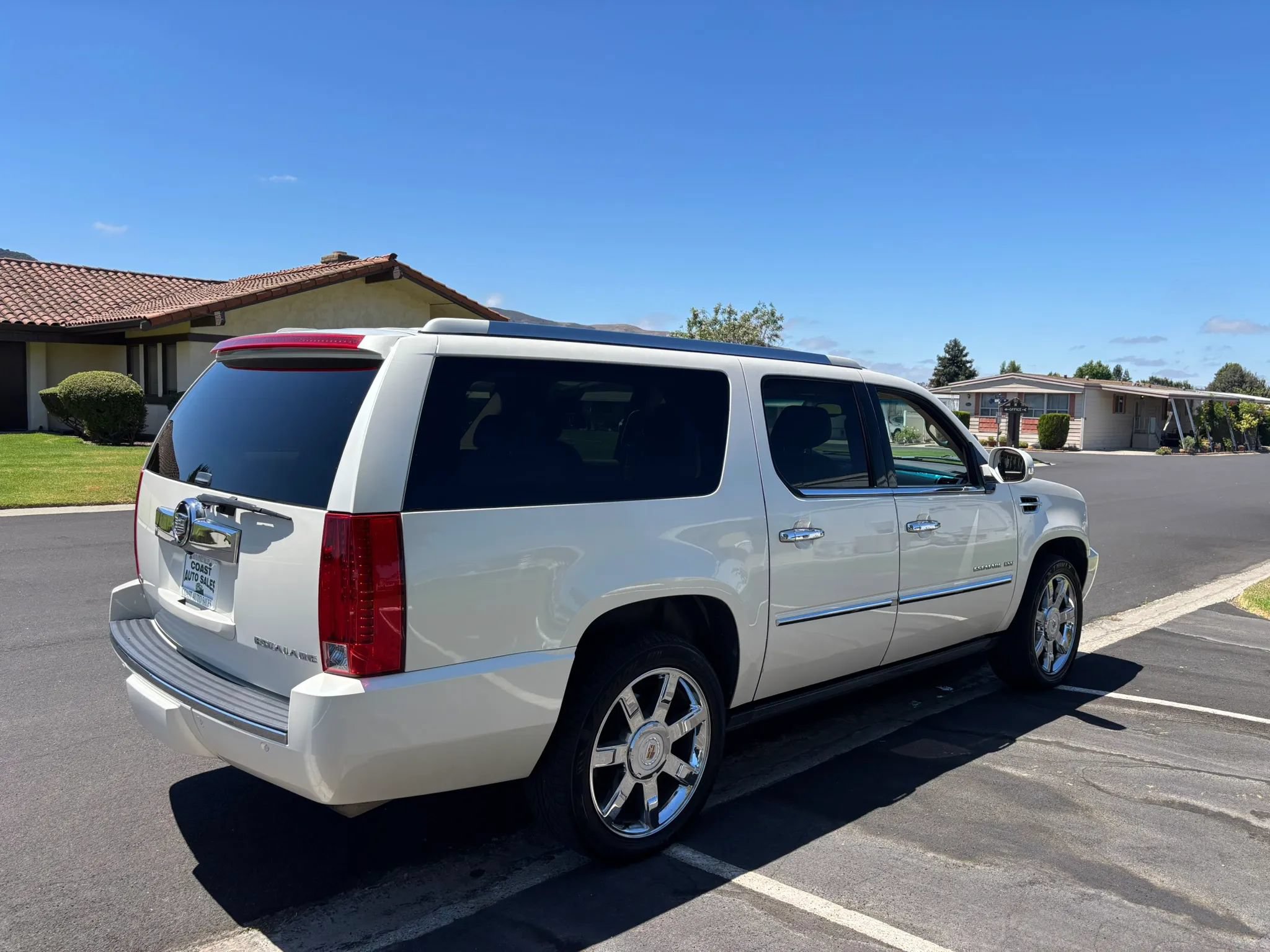 Used 2012 Cadillac Escalade ESV Luxury AWD/4WD image 12