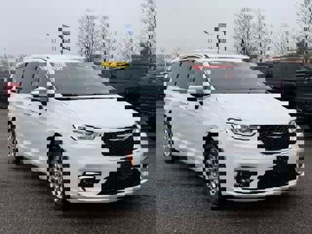 Used 2023 Chrysler Pacifica Touring-L image 4