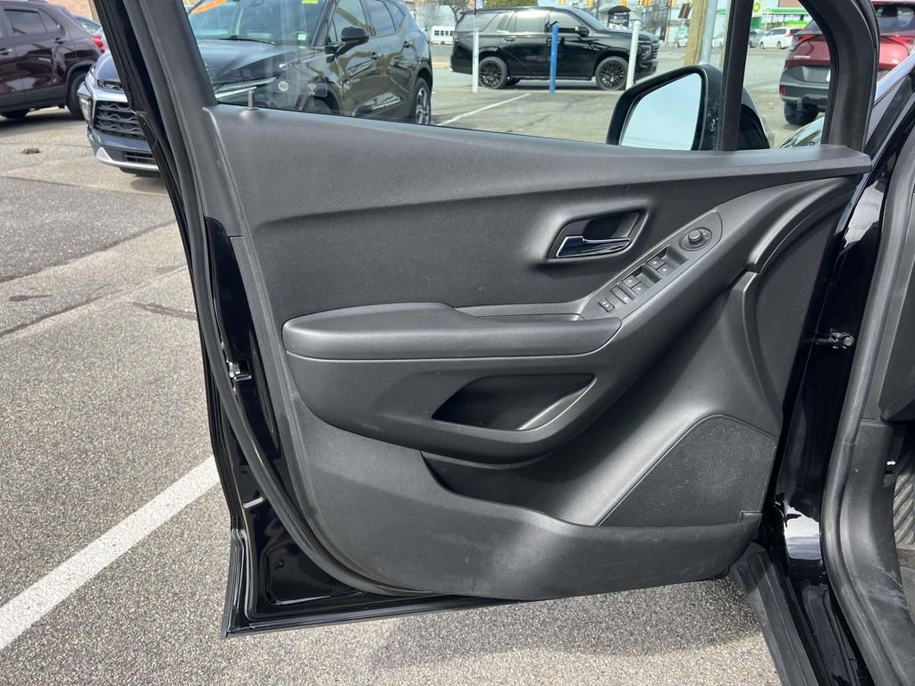 Used 2020 Chevrolet Trax LT w/ LT Convenience Package FWD image 15