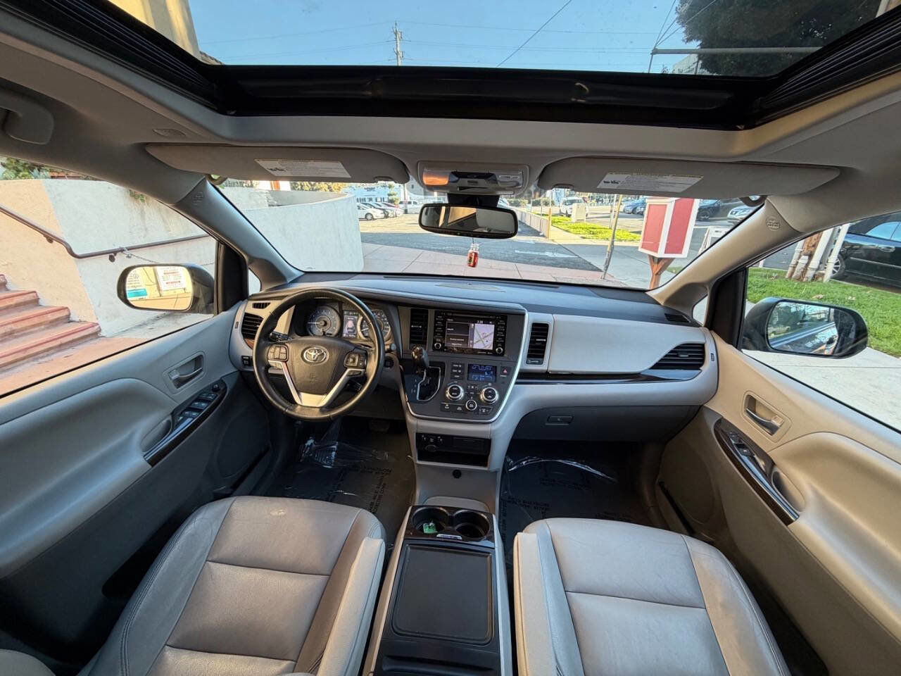 Used 2020 Toyota Sienna XLE w/ XLE Navigation Package image 11