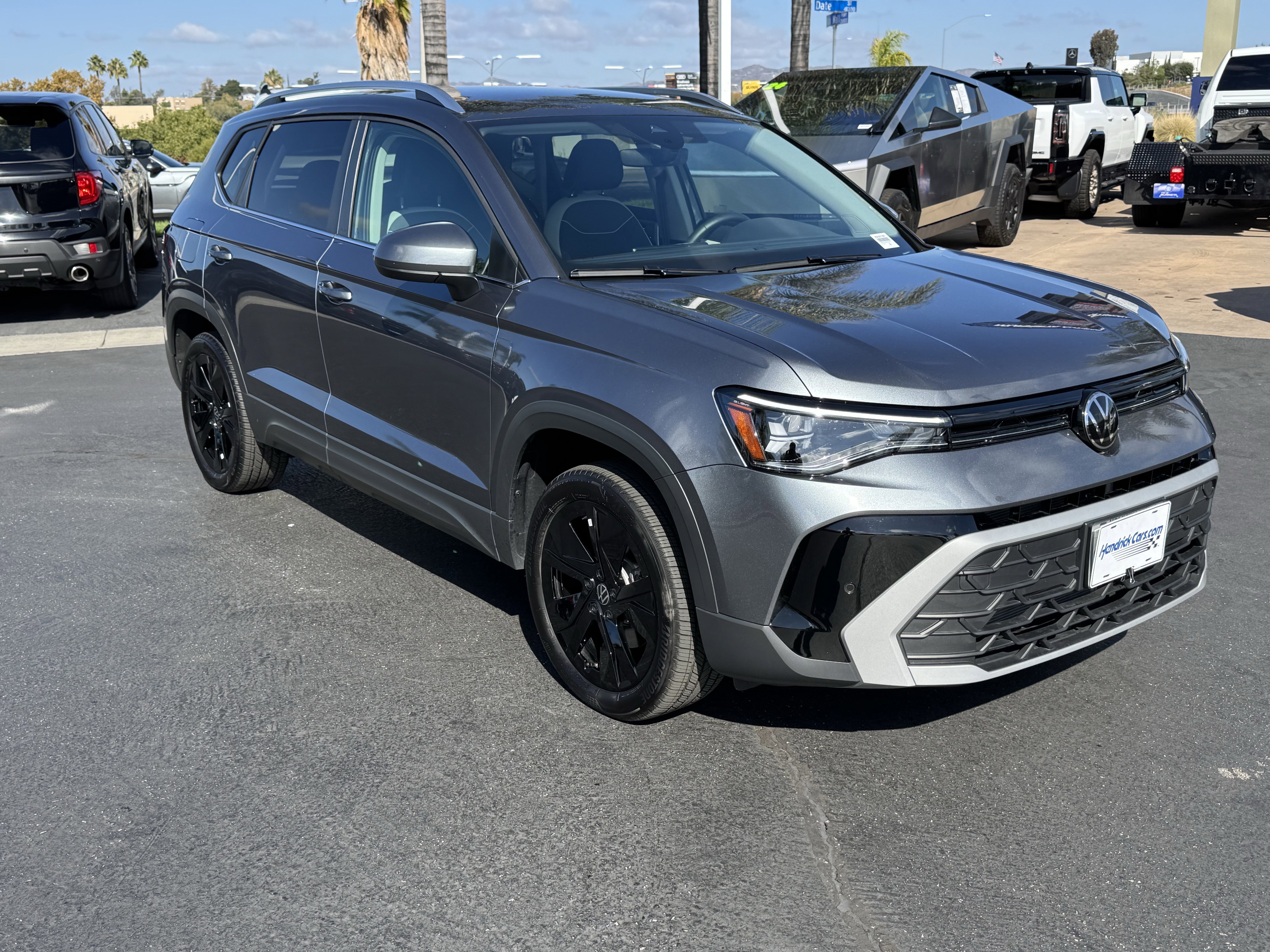 Used 2025 Volkswagen Taos SE image 2