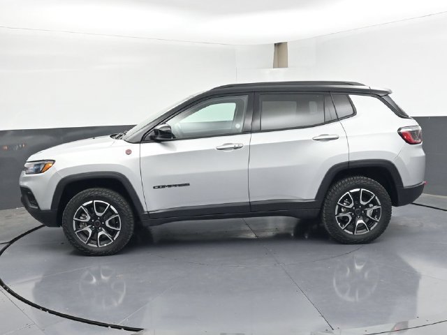 Used 2025 Jeep Compass Trailhawk AWD/4WD image 4