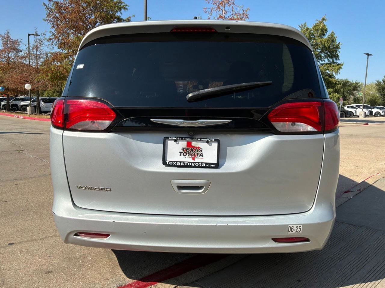 Used 2023 Chrysler Voyager LX FWD image 7