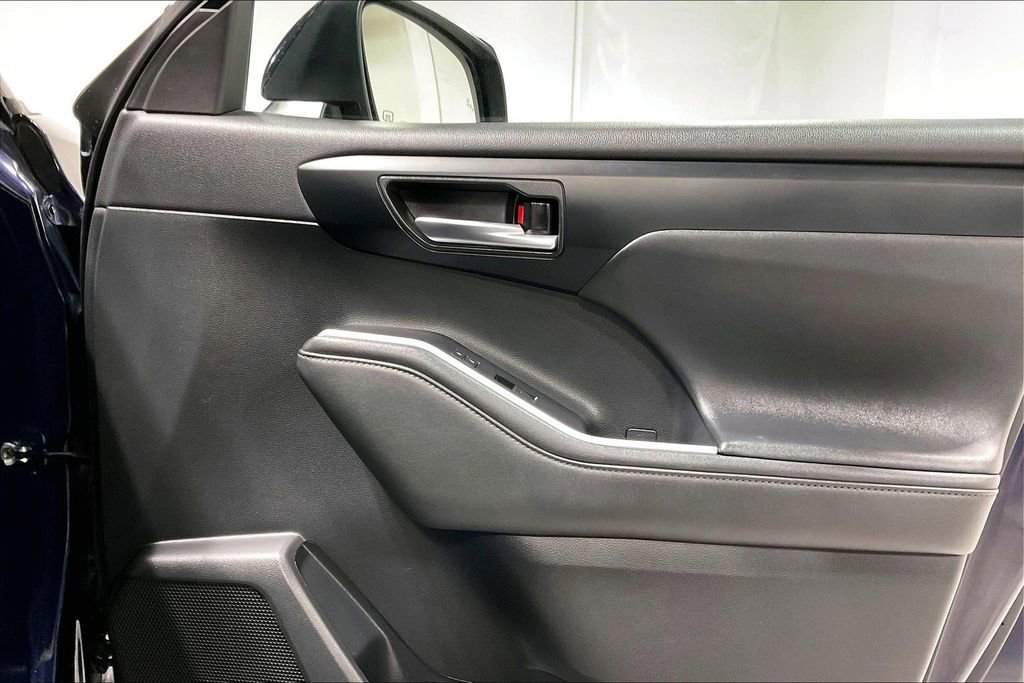 Used 2022 Toyota Highlander XLE image 23