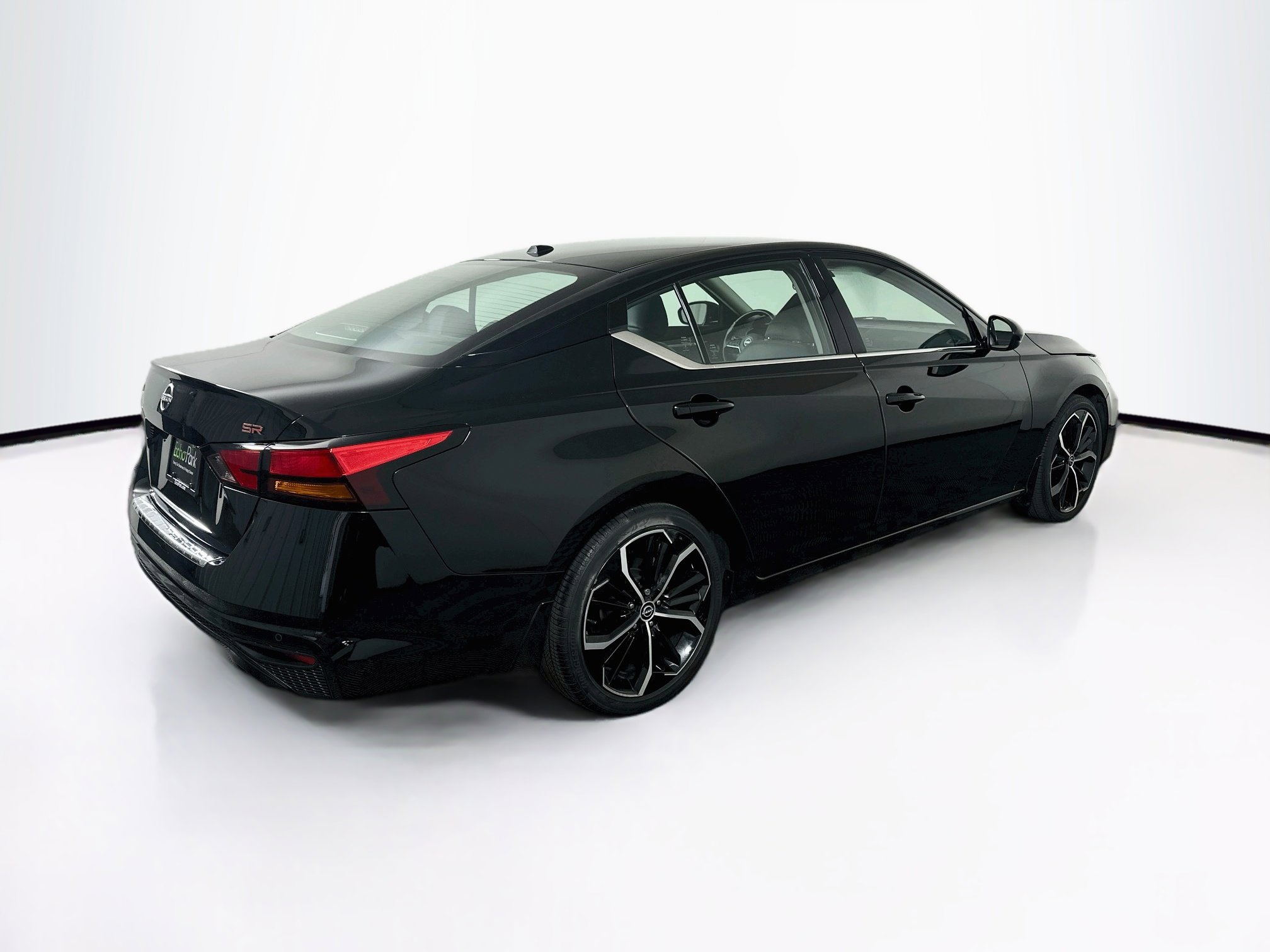 Used 2023 Nissan Altima 2.5 SR FWD image 9