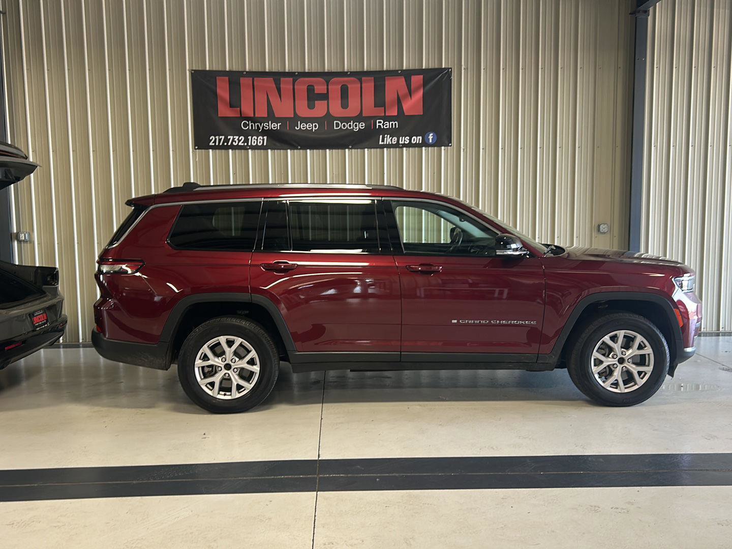 Used 2022 Jeep Grand Cherokee L Limited AWD/4WD image 5