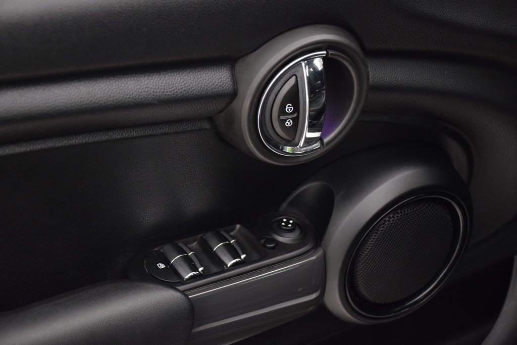 Used 2015 MINI Cooper 4-Door Hardtop image 21