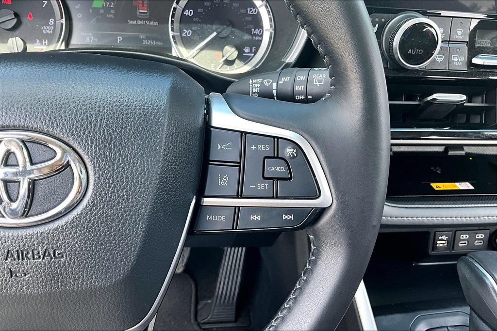 Used 2023 Toyota Highlander XLE FWD image 12