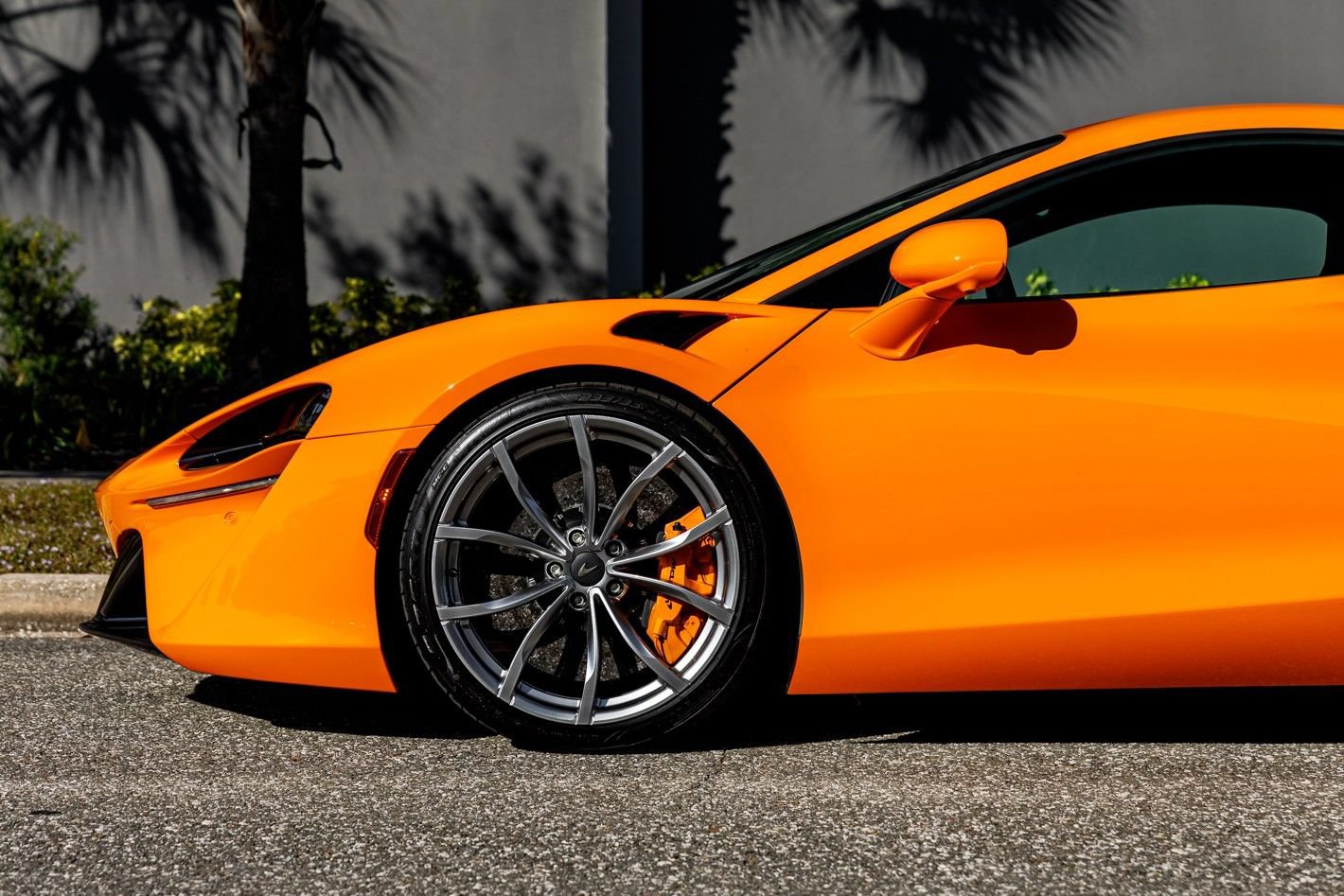 Used 2025 McLaren Artura RWD image 22