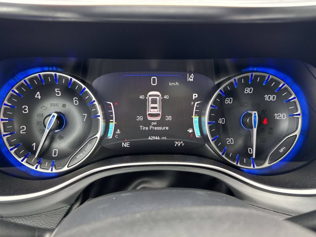 Used 2025 Chrysler Pacifica Limited FWD image 18