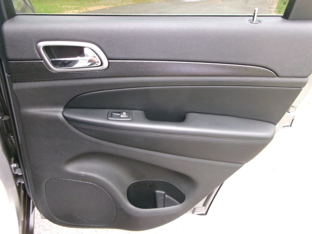 Used 2018 Jeep Grand Cherokee Laredo image 27