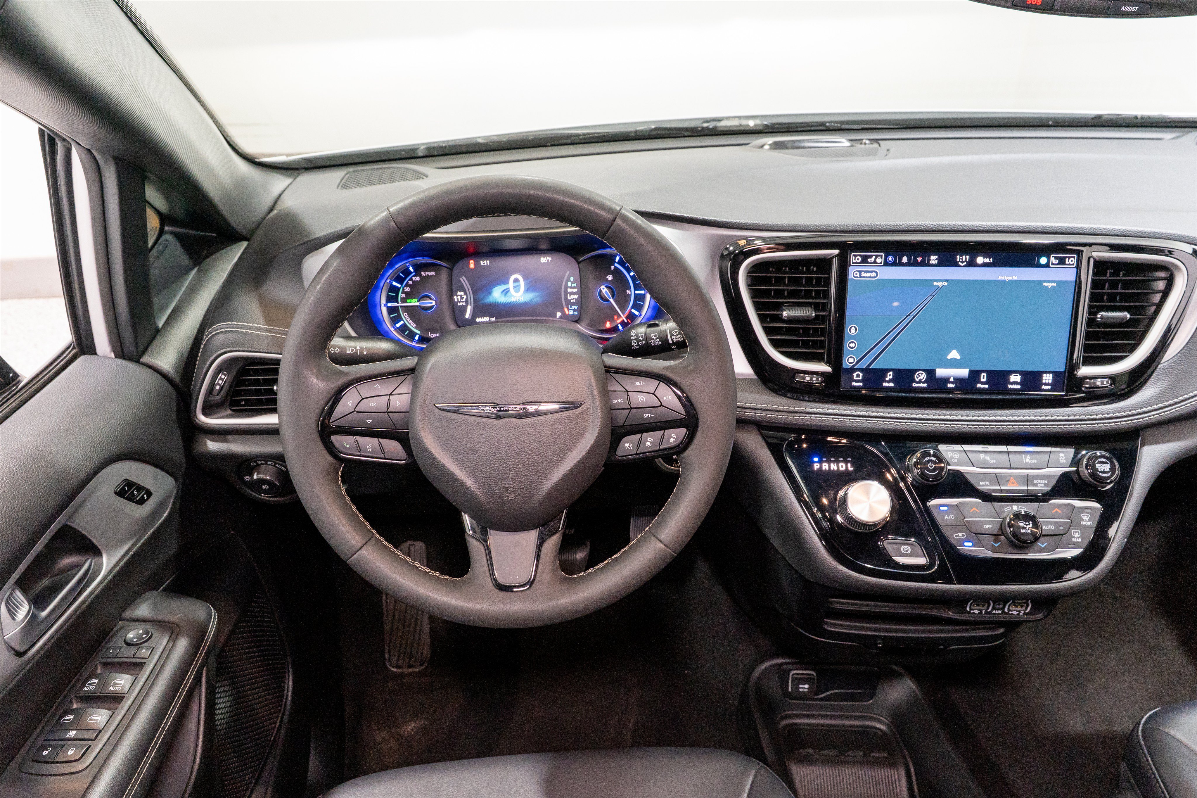 Used 2024 Chrysler Pacifica Limited FWD image 11
