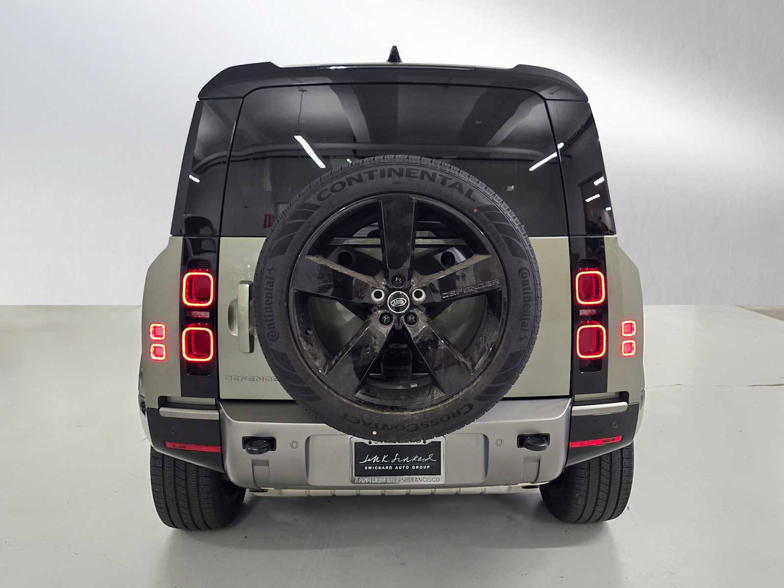 Used 2025 Land Rover Defender 90 X-Dynamic SE image 4