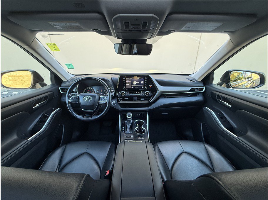 Used 2021 Toyota Highlander XLE AWD/4WD image 19