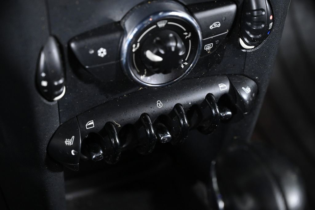 Used 2011 MINI Cooper Hardtop image 18