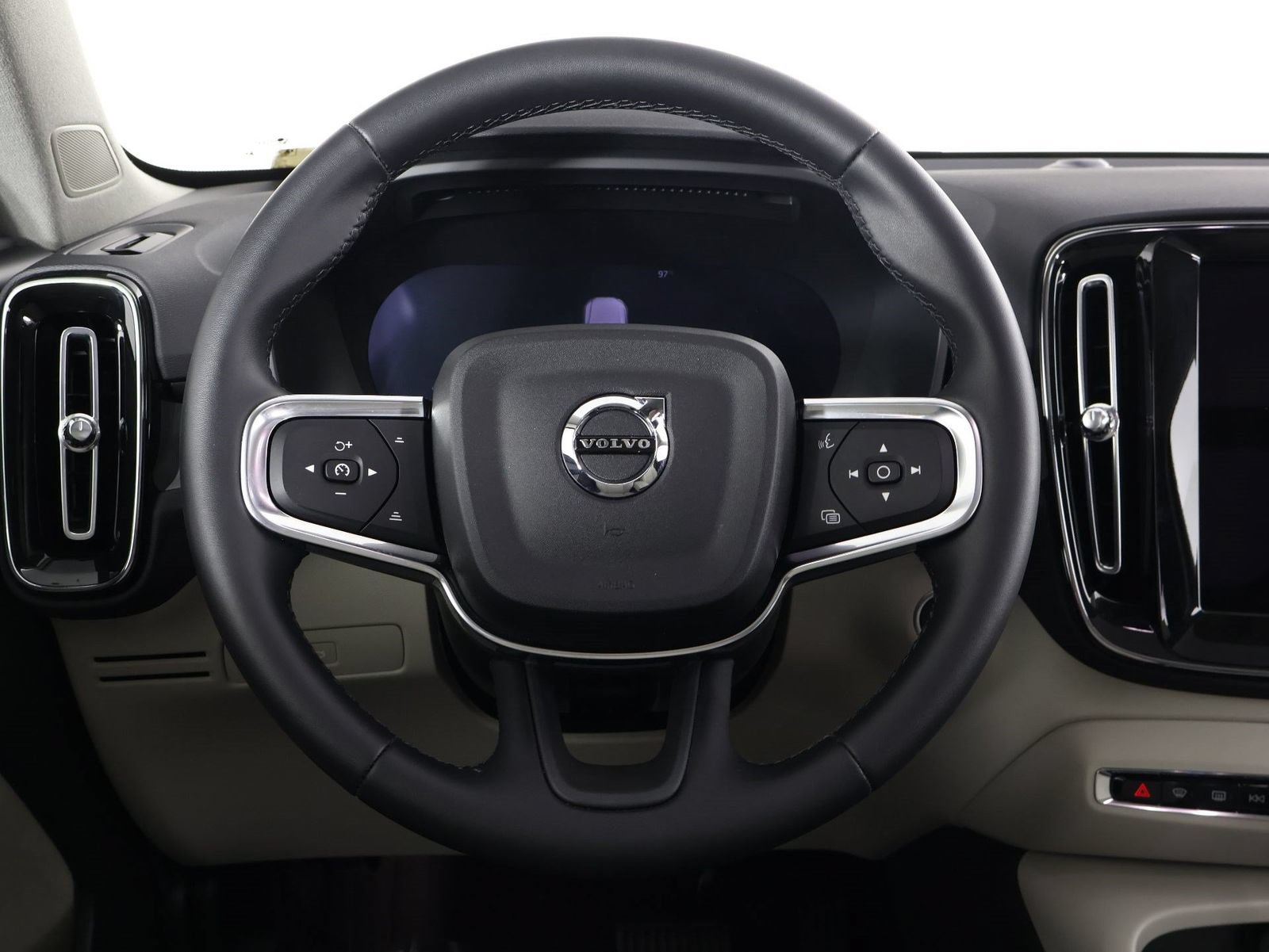 Certified 2026 Volvo XC40 B5 Plus AWD/4WD image 8