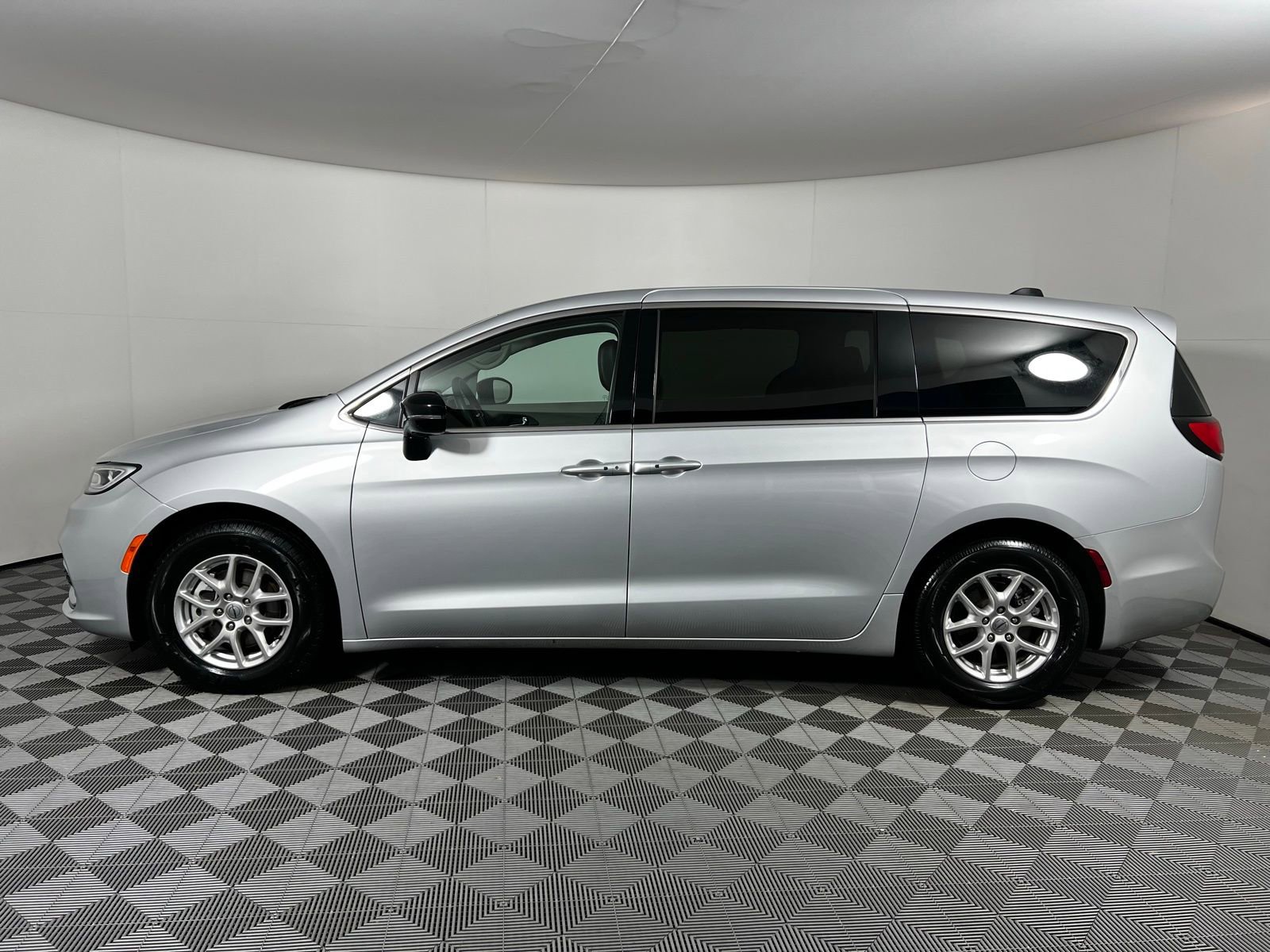 Used 2024 Chrysler Pacifica Touring-L image 8