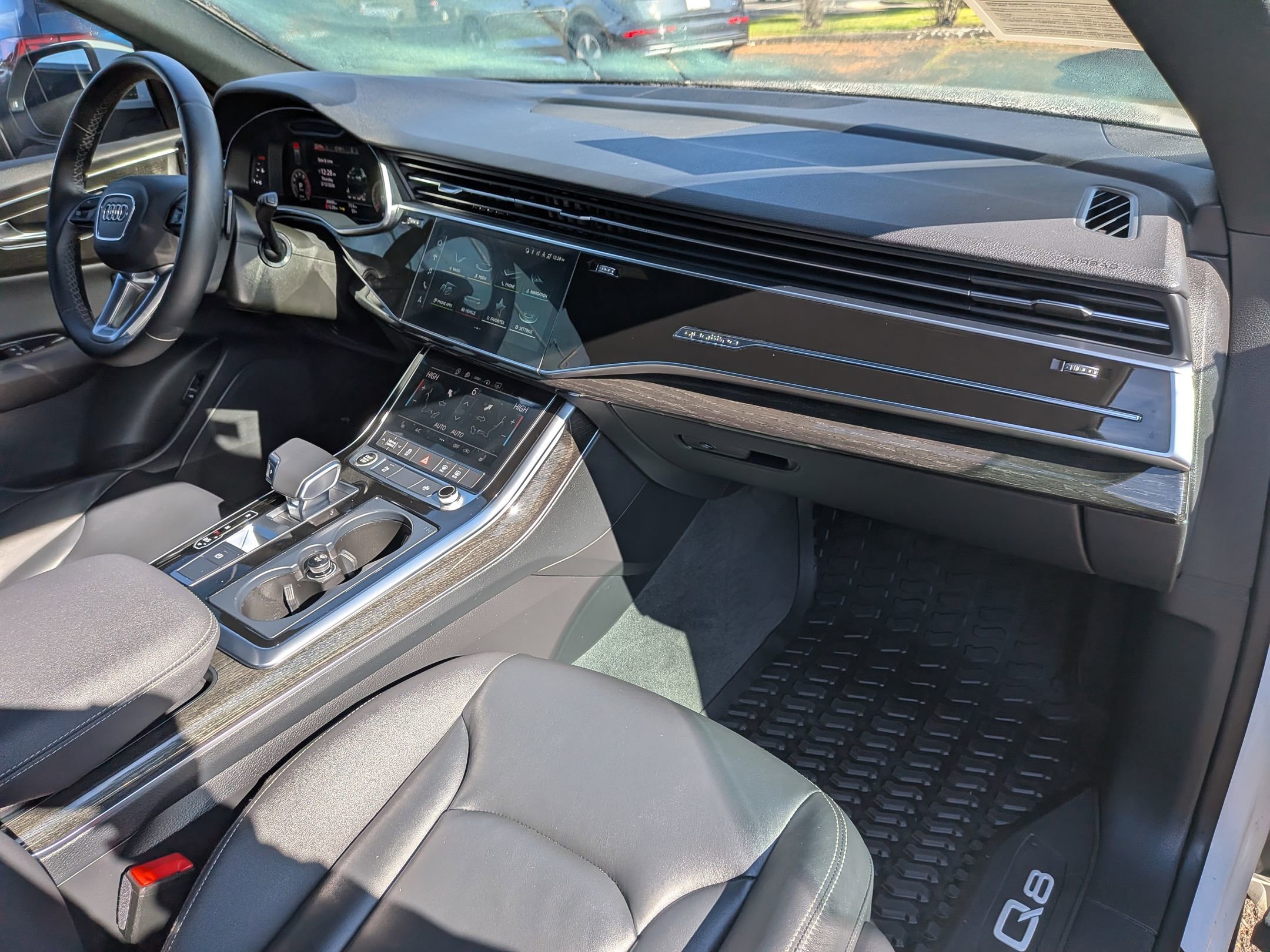 Used 2022 Audi Q8 Premium image 30