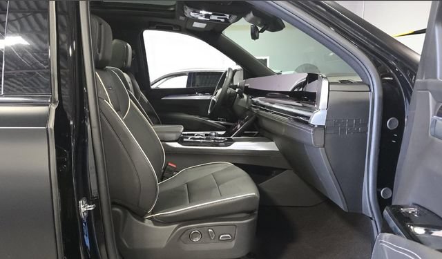 Certified 2025 Cadillac Escalade Sport w/ Touring Package AWD/4WD image 8