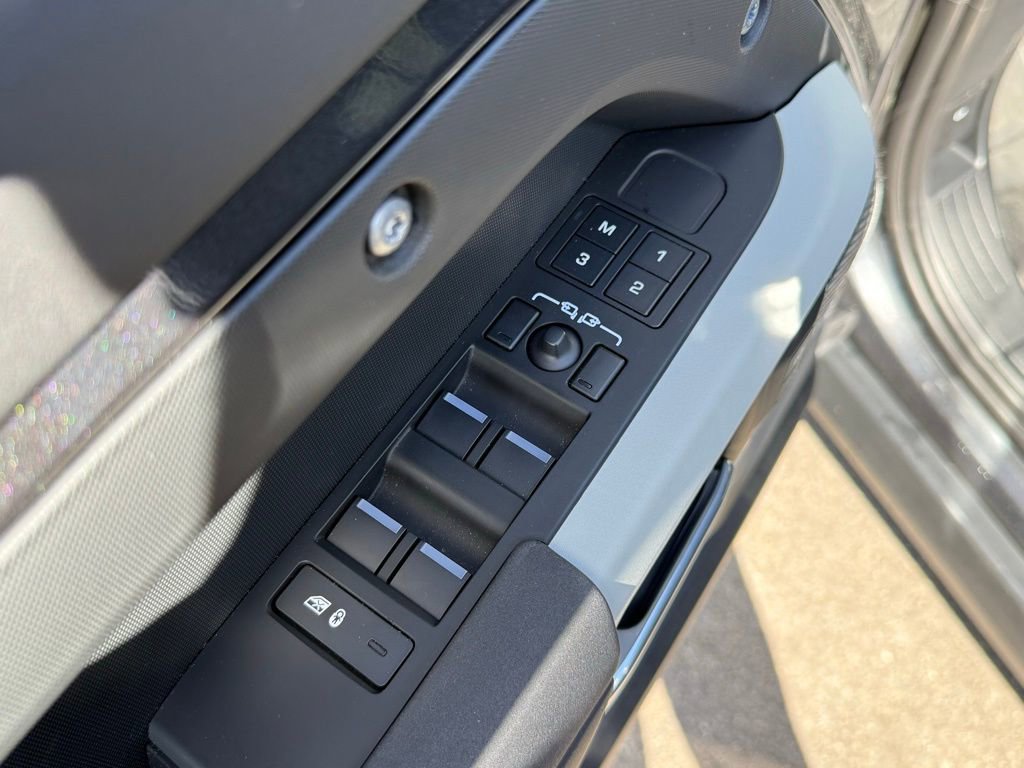 Certified 2023 Land Rover Defender 110 X-Dynamic SE image 16