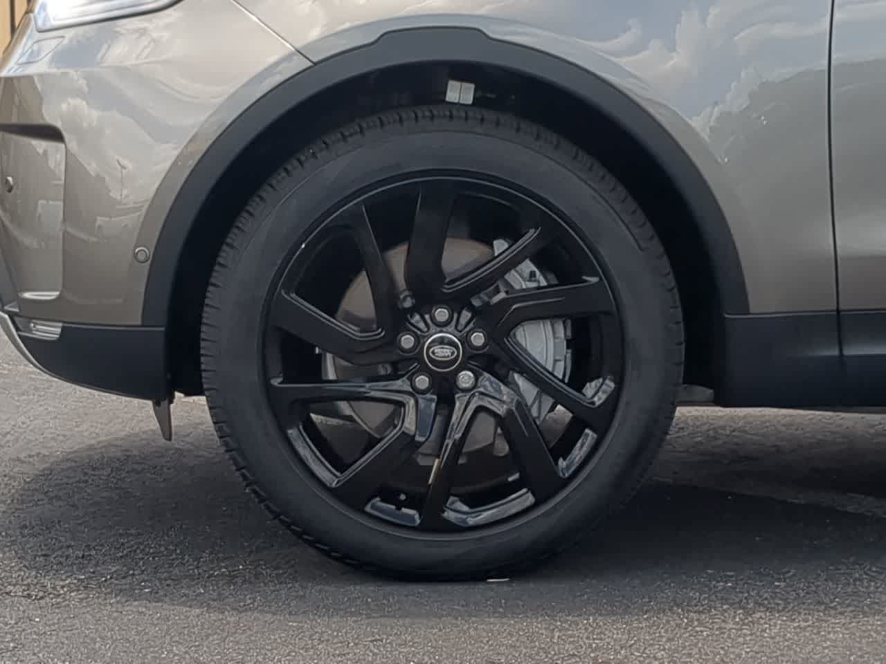 Certified 2025 Land Rover Discovery S AWD/4WD image 14