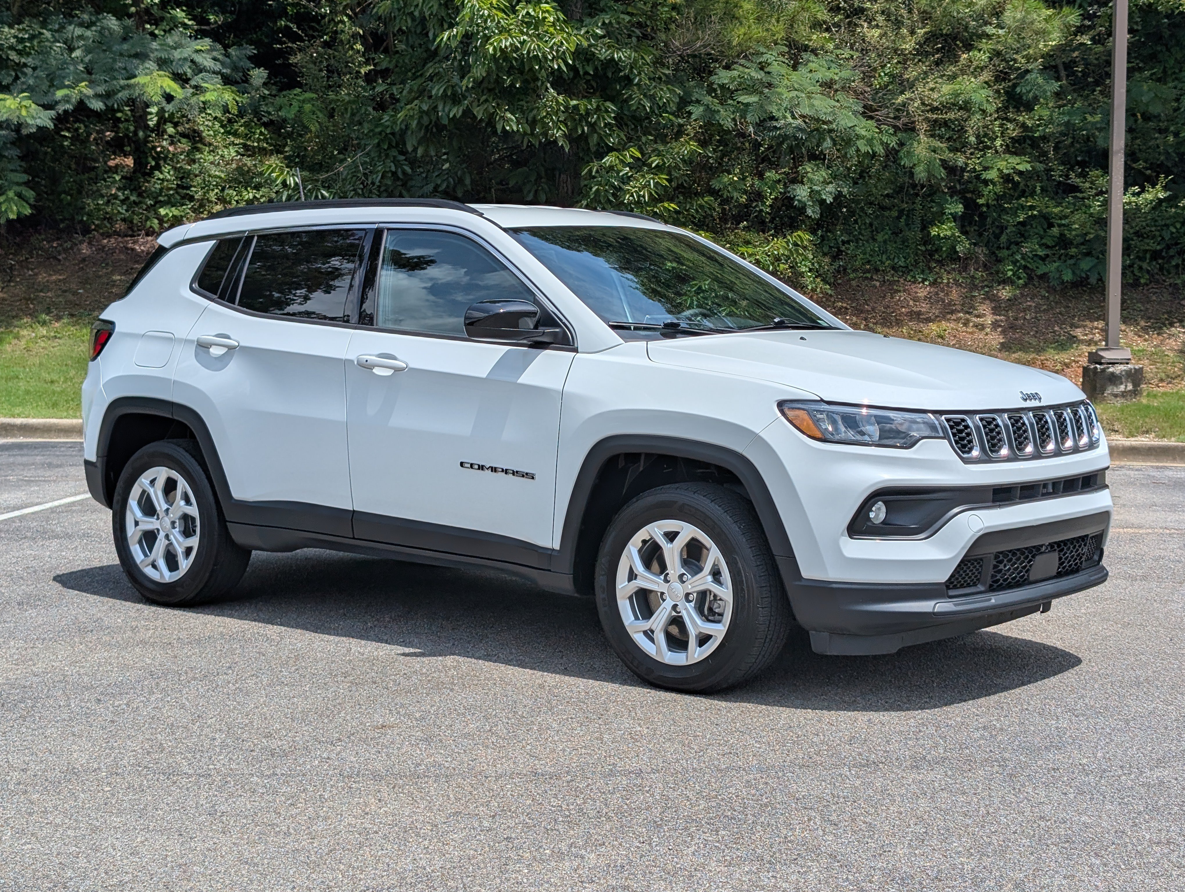 Used 2024 Jeep Compass Latitude AWD/4WD image 11