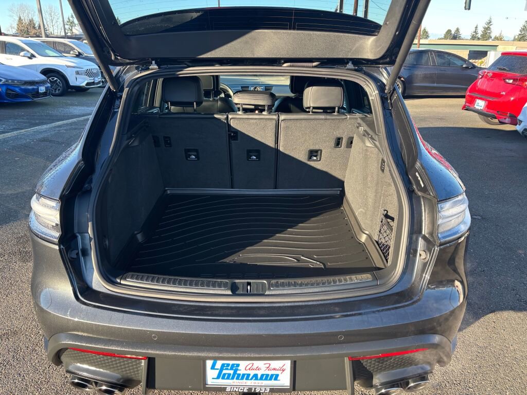 Used 2024 Porsche Macan Base image 11