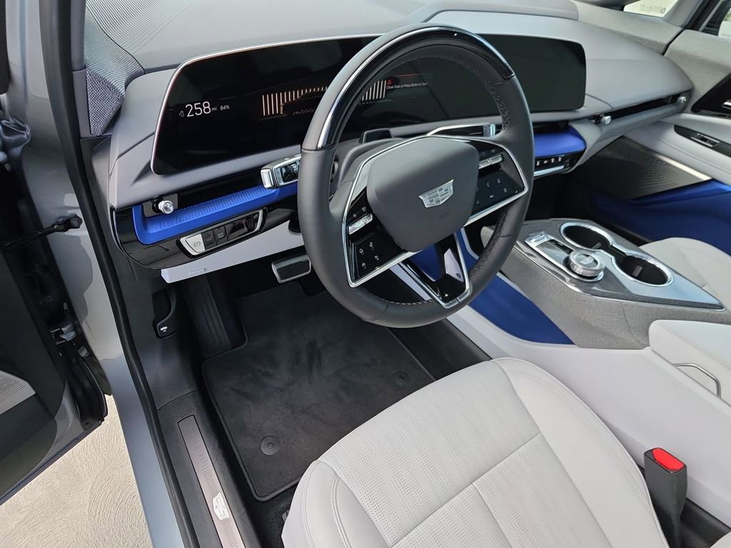Used 2025 Cadillac Optiq Luxury 2 image 10