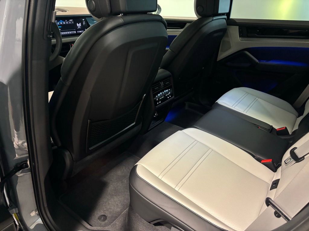 Certified 2025 Porsche Cayenne AWD/4WD image 28