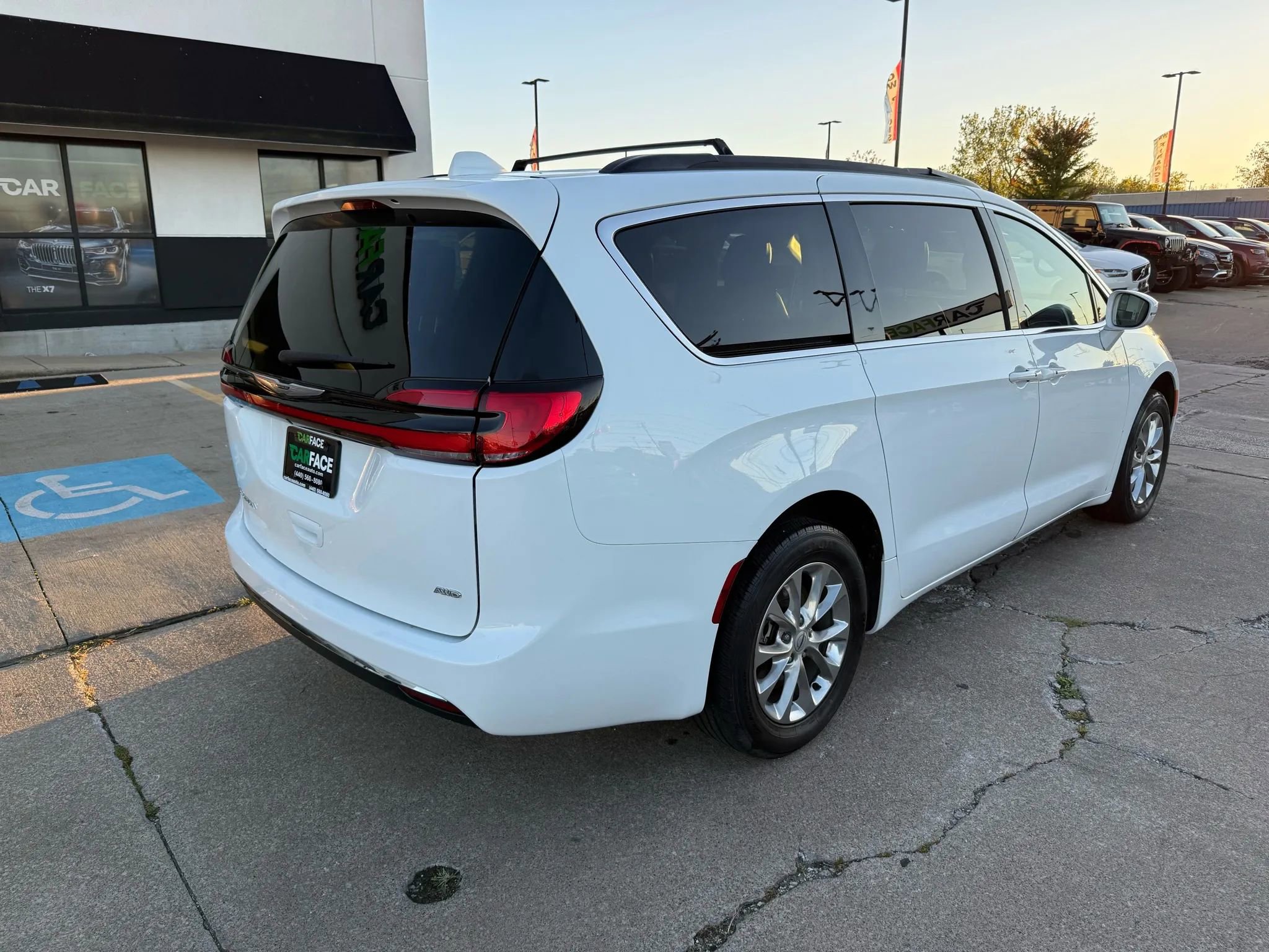Used 2022 Chrysler Pacifica Touring-L image 16