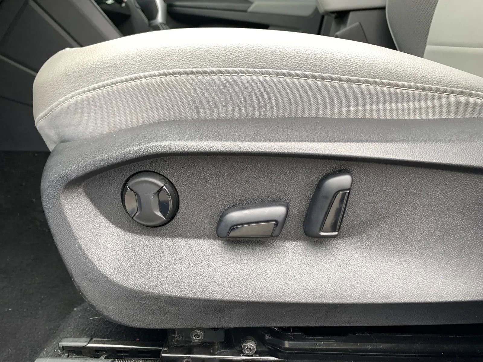 Used 2023 Volkswagen Taos SE w/ Black Wheel Package image 22