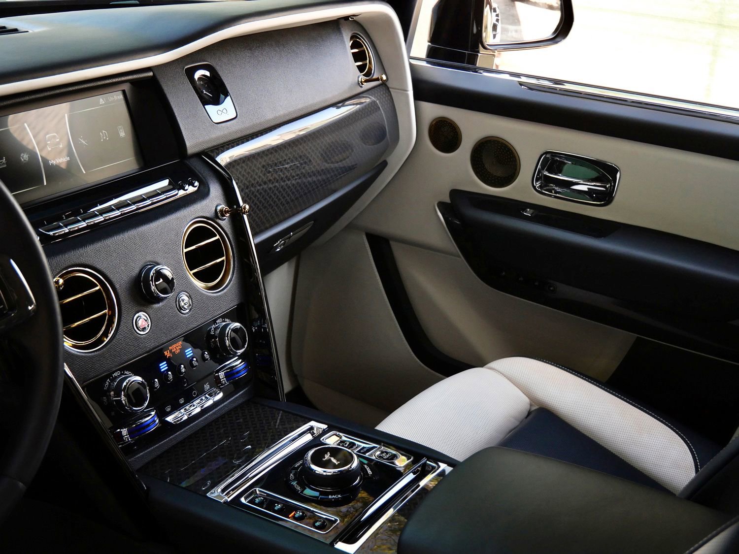 Used 2022 Rolls-Royce Cullinan Black Badge w/ Dark Exterior Package AWD/4WD image 25