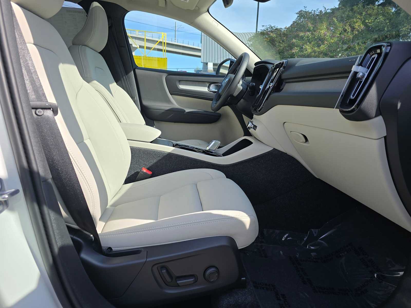 New 2026 Volvo XC40 B5 Ultra w/ Protection Package Premier AWD/4WD image 10