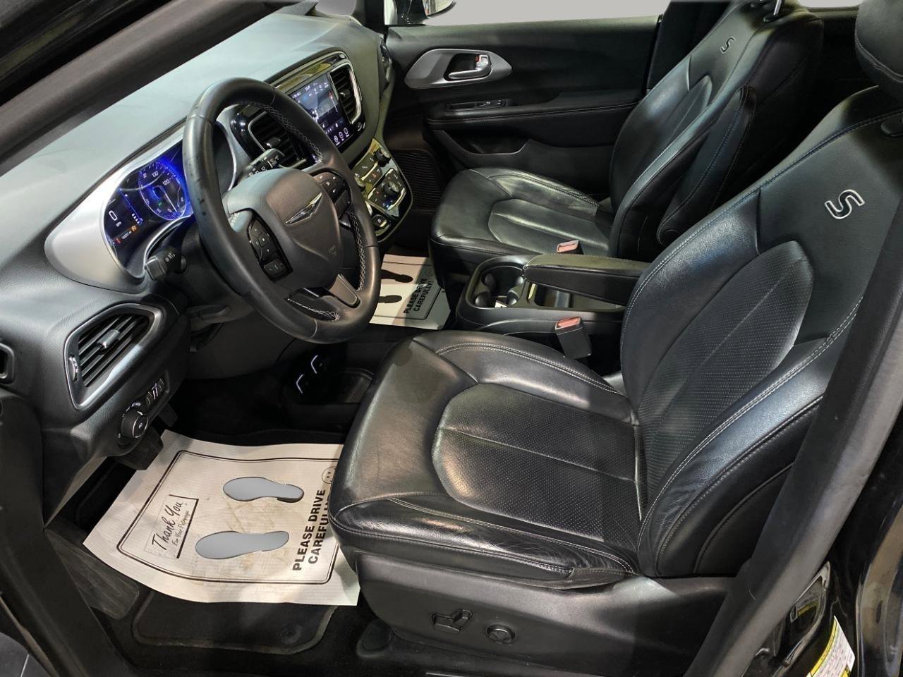 Used 2018 Chrysler Pacifica Touring-L w/ Premium Audio Group FWD image 9