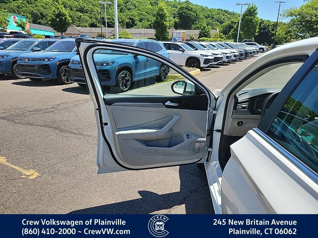 Certified 2024 Volkswagen Jetta SE w/ Panoramic Sunroof Package FWD image 39