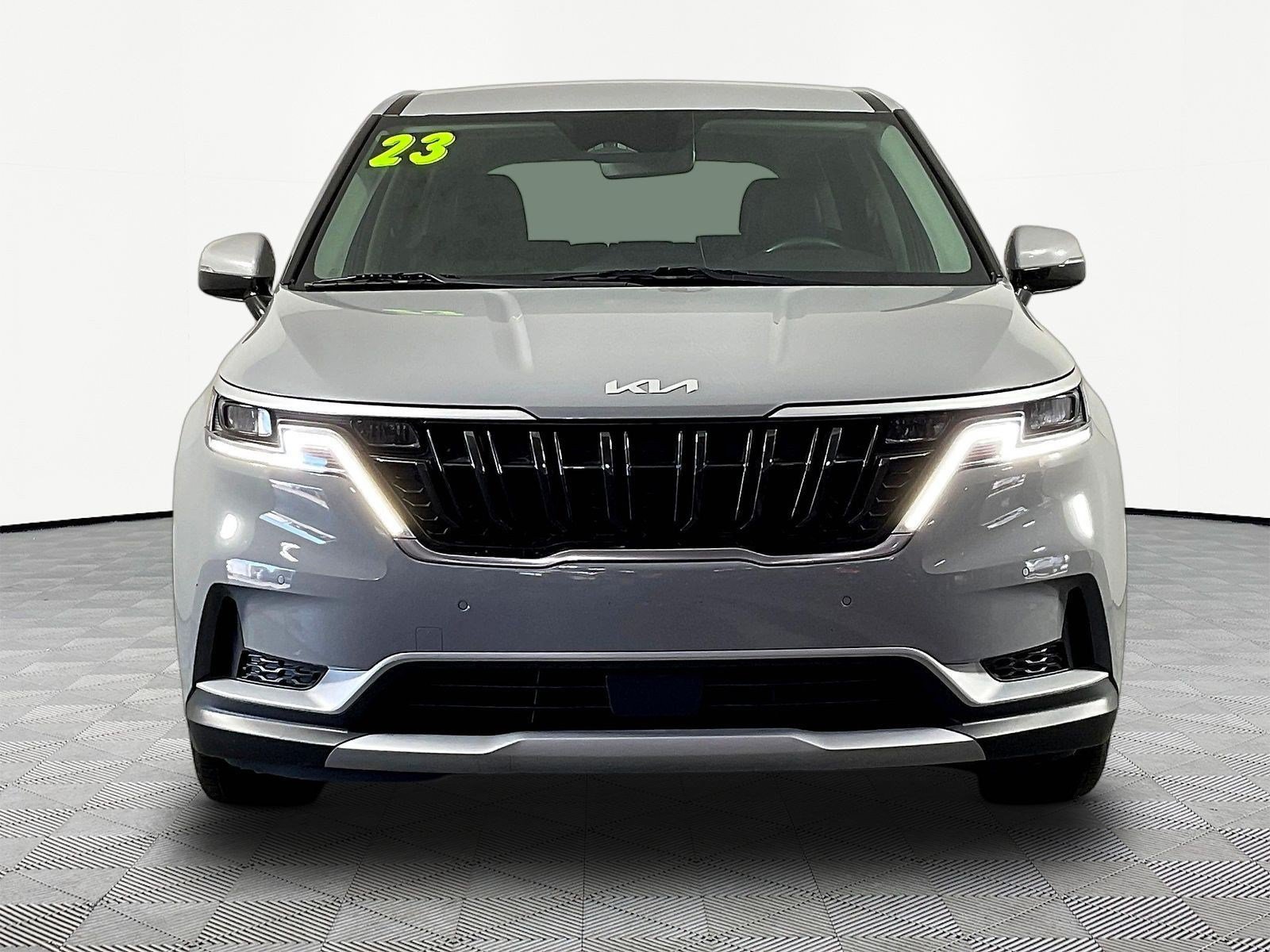 Used 2023 Kia Carnival EX FWD image 2