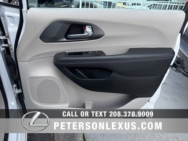 Used 2024 Chrysler Pacifica Touring-L image 11