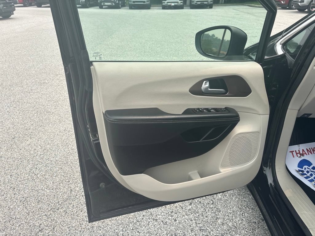 Used 2024 Chrysler Voyager LX FWD image 27
