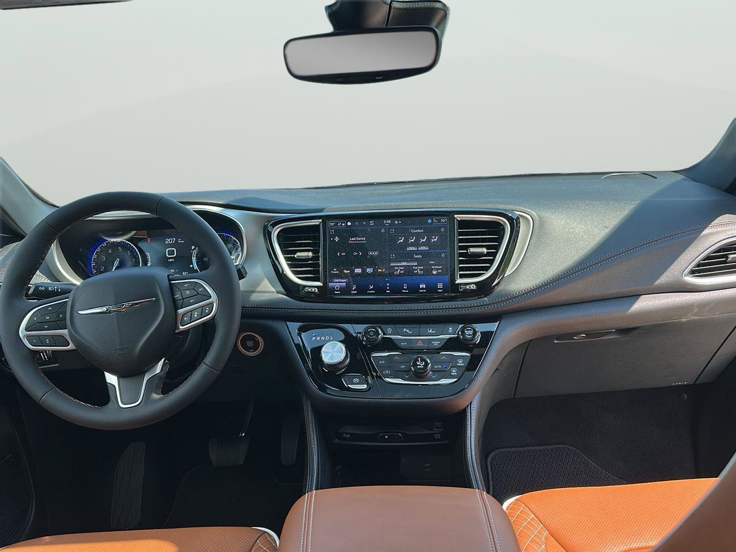 Used 2026 Chrysler Pacifica Pinnacle w/ Trailer Tow Group FWD image 13