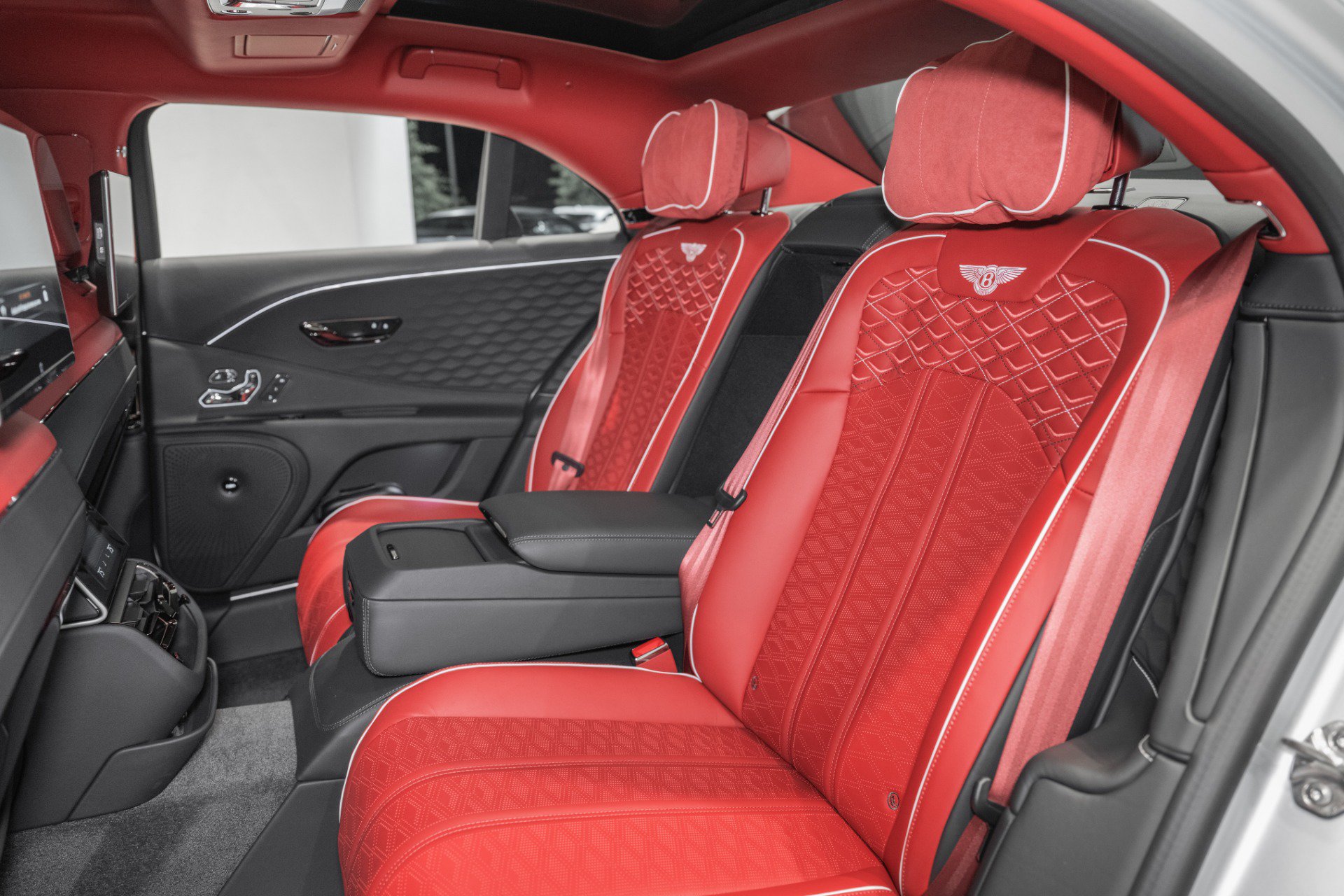 Used 2025 Bentley Flying Spur Plug-In Hybrid AWD/4WD image 23
