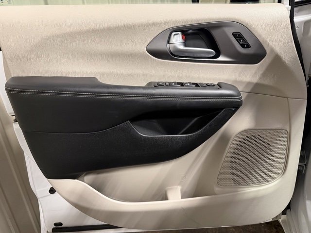 Used 2024 Chrysler Pacifica Touring-L w/ Road Tripper Package image 12